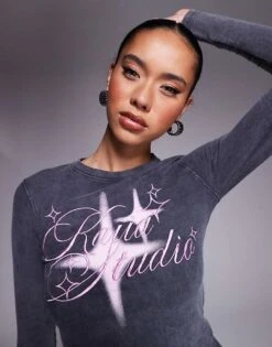 Kaiia Studio Star Graphic Long Sleeve Baby Tee In Charcoal And Pink For Women -Kaiia Online Shop 207323553 3