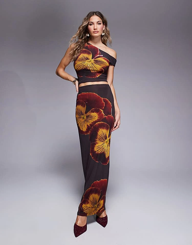 Kaiia X Sasha Corte Floral Print Twist Shoulder Crop Top And Maxi Skirt Co-ord In Chocolate Brown 3 Kaiia X Sasha Corte Floral Print Twist Shoulder Crop Top And Maxi Skirt Co-ord In Chocolate Brown